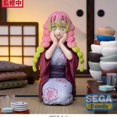 Figura colecionável feminina com kimono e cabelos rosas e verdes em ambiente tradicional japonês