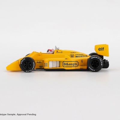 Modelo miniatura de carro de Fórmula 1 amarelo com marcas DeLonghi e HONDA