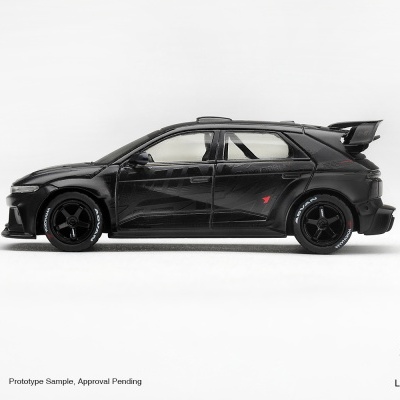 Miniatura de carro preto vista de lado com pneus pretos e fundo branco