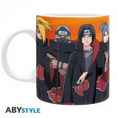 Caneca branca com ilustração de personagens do anime Naruto em roupa preta com nuvens vermelhas.