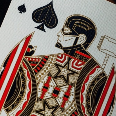 Carta de baralho King of Spades com design artístico detalhado em vermelho, preto, dourado e branco