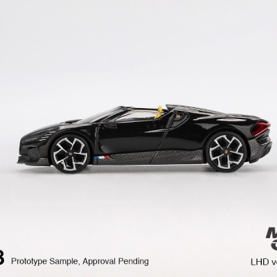 miniatura de carro desportivo conversível preto com detalhes amarelos