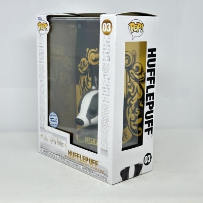 Funko Pop! Vinil Hufflepuff Harry Potter número 03 em caixa branca com brasão amarelo