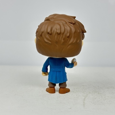 Boneco colecionável em vinil com casaco azul visto de costas