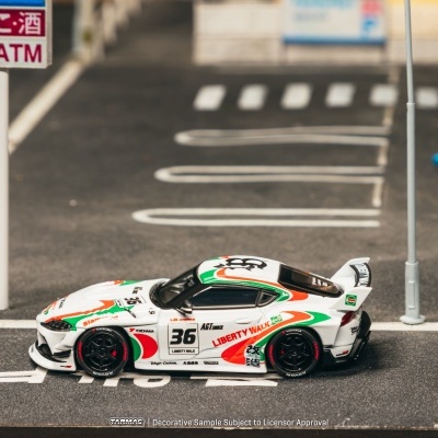 Miniatura de carro de corrida branco com gráficos coloridos e números 36 estacionado