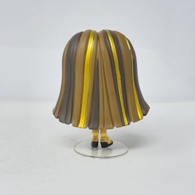 Figura colecionável com cabelo comprido e colorido em tons de castanho, dourado e cinza
