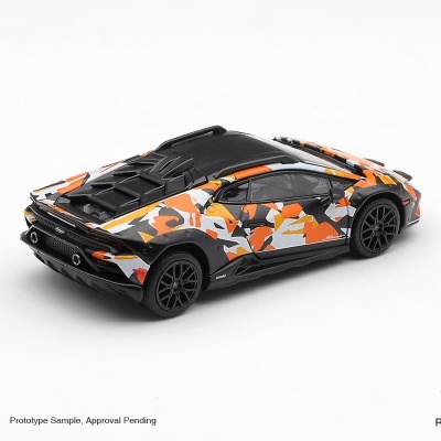 Miniatura de carro desportivo preto com padrão camuflado colorido