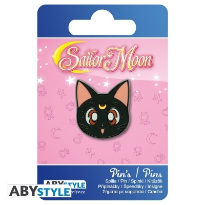 Alfinete de gato preto com lua amarela na testa em embalagem rosa e azul Sailor Moon