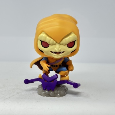 Figura de vinil com capuz laranja e rosto amarelo com olhos vermelhos