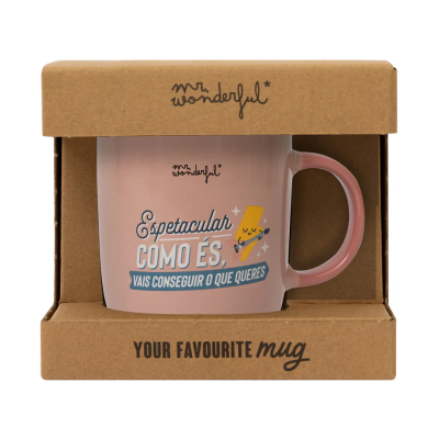 Caneca cor-de-rosa com texto motivacional em português em caixa de cartão castanho