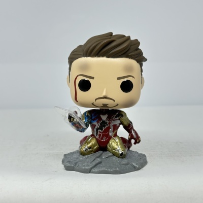 Figura Funko Pop do Homem de Ferro com armadura vermelha e dourada, em pé sobre base cinza.