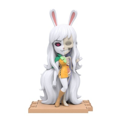Figura decorativa de personagem com orelhas de coelho, cabelo longo branco e metade do corpo esquelético numa base de madeira