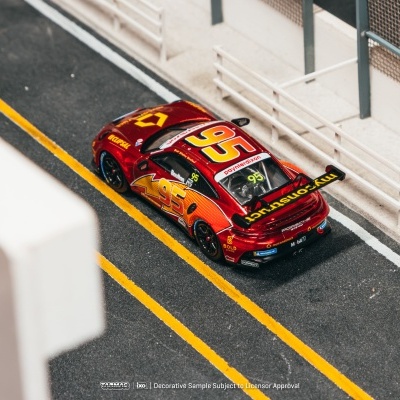 Miniatura de carro de corrida Porsche 911 GT3 RS vermelho com número 95