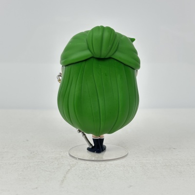 Figura de brinquedo com cabelo verde vista de costas