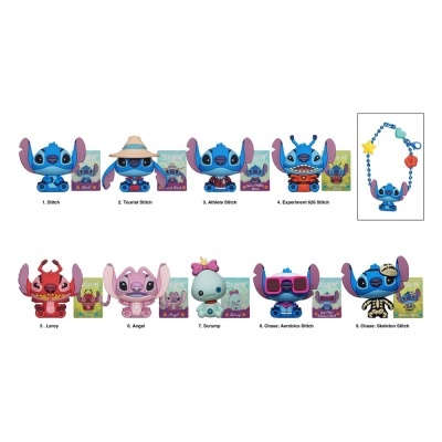 Miniaturas do personagem Stitch várias versões com etiquetas e embalagens pequenas.