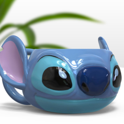 Caneca em forma da personagem Stitch azul com olhos grandes e orelhas cor de rosa
