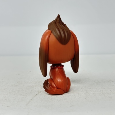 Figura de brinquedo de cão castanho com coleira vermelha vista de costas