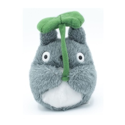 Pelúcia cinzenta e branca com olhos grandes e trevo verde