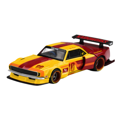 Carro de brinquedo desportivo amarelo e vermelho com asa traseira preta e número 00