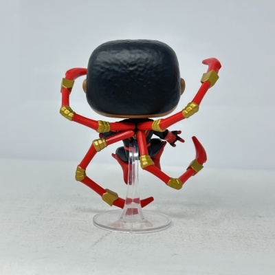 Figura colecionável super-herói com vários braços vermelhos e detalhes dourados