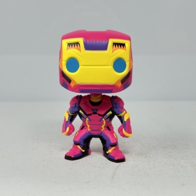 Funko Pop de robô colorido em amarelo, rosa e roxo sobre fundo cinza