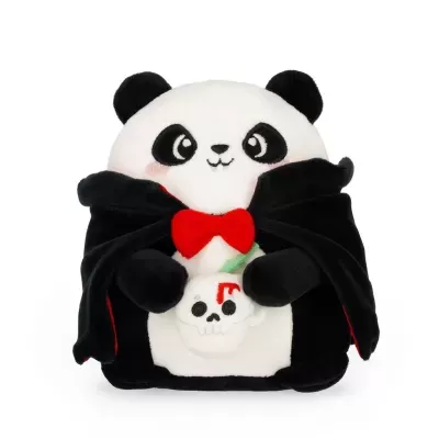 Pelúcia de panda com capa preta e gravata borboleta vermelha segurando copo de caveira.