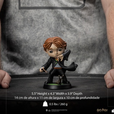 Figura Pop Funko Harry Potter em vinil com traje preto e gravata.