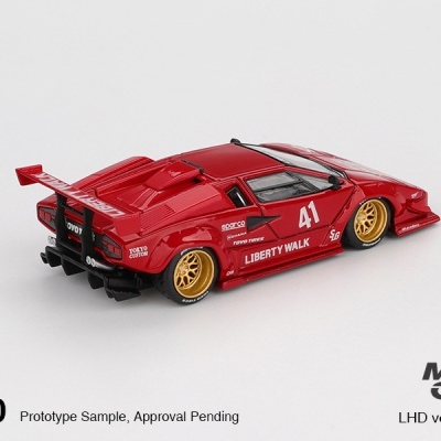 Miniatura de carro desportivo vermelho com números e texto branco e rodas douradas