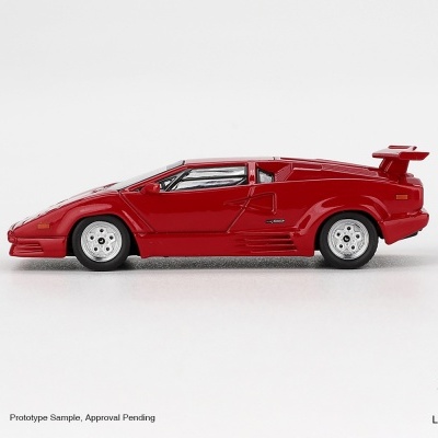 Miniatura de carro desportivo vermelho com rodas prateadas e asa traseira em fundo branco