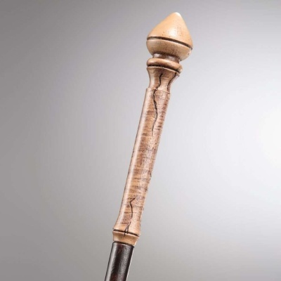 Cabo de bastão de madeira com acabamento polido e topo cónico