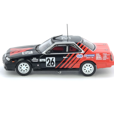 Miniatura de carro de corrida preto e vermelho com número 26 e logotipos