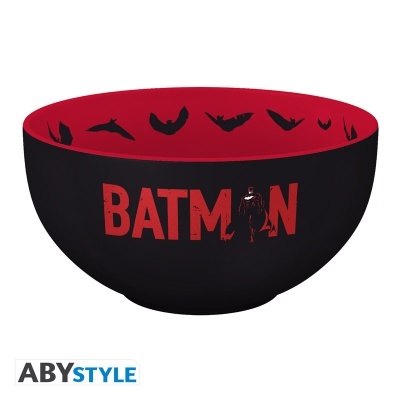 Tigela preta e vermelha com o tema Batman e morcegos no interior.