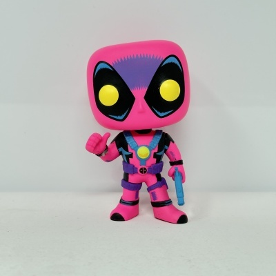 Figura de vinil cor-de-rosa com detalhes pretos, amarelos e azuis segurando uma arma