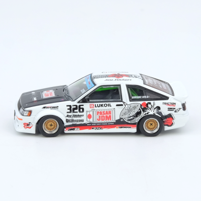 Miniatura de carro desportivo branco e preto com decoração vermelha e preta e logótipos