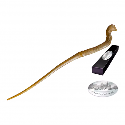 Varinha mágica de madeira com desenho de cabeça de ave, placa metálica com texto e caixa preta