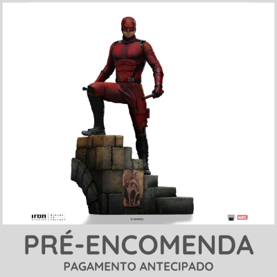 Estátua herói Daredevil trajeto vermelho e preto com bastões em base degraus de pedra