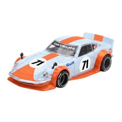 Miniatura de carro de corrida Datsun azul claro com faixa alaranjada e número 71