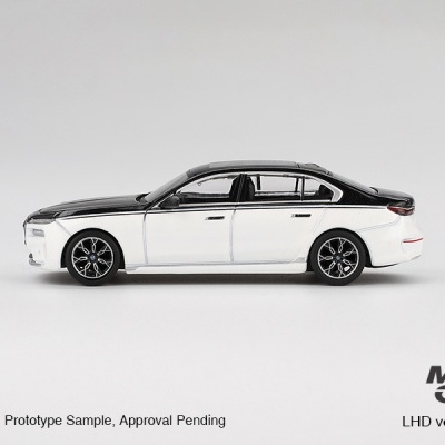 Miniatura de carro sedan preto e branco em fundo branco
