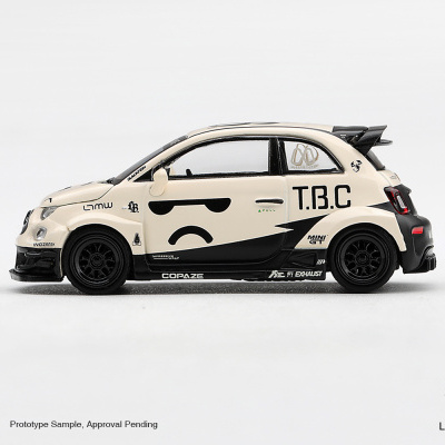 Miniatura de carro desportivo branco e preto com inscrições e rodas pretas