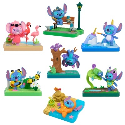 Sete mini figuras de Stitch em cenários temáticos variados com animais e acessórios.