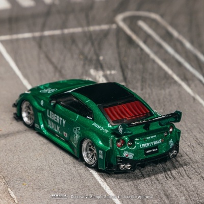 Carro em miniatura verde metálico com texto Liberty Walk e número 35 sobre superfície cinzenta