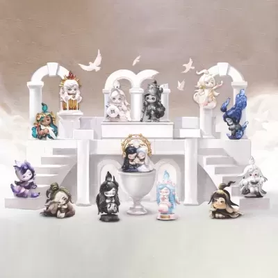 Figuras colecionáveis coloridas em cenário artístico com colunas e arcos brancos