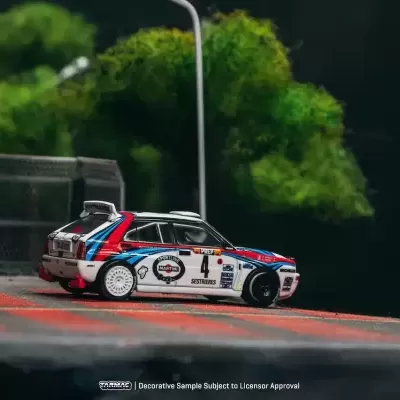 Miniatura de carro de corrida branco com decoração colorida e número 4 numa mini pista
