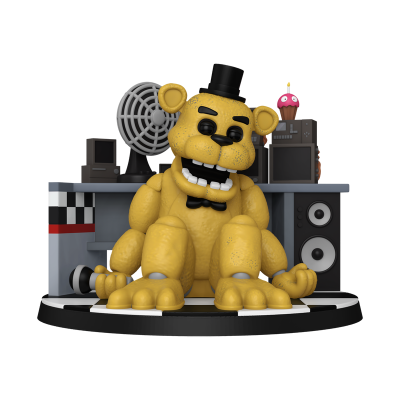 Figura animada de urso amarelo com chapéu preto e gravata borboleta, sentado num palco com ventilador e altifalantes ao fundo