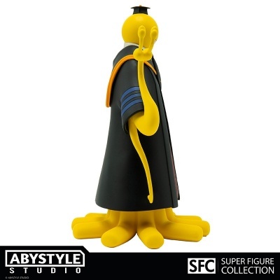 Figura colecionável de vinil amarelo com manto preto vista de lado