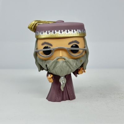 Boneco Funko Pop com barbas e chapéu roxo e dourado, segurando varinha.