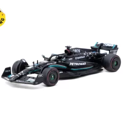 Miniatura de carro preto de Fórmula 1 com marcas e fundo branco