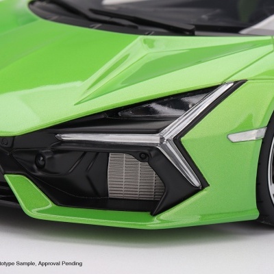 Modelo de carro verde metálico com detalhes de faróis e rodas