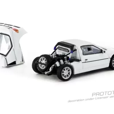 Carro de brinquedo branco com tampa traseira removida e texto PROTOTYPE no fundo.