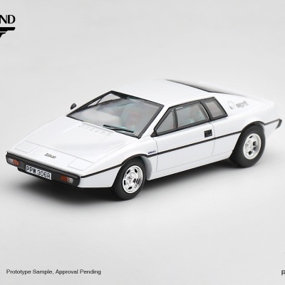 Miniatura de carro branco desportivo com detalhes em preto e texto James Bond 007